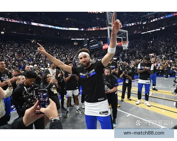 库里晒图致敬父亲球衣退役开创者的球衣永远悬挂球馆穹顶 库里晒图致敬父亲球衣退役开创者的球衣永远悬挂球馆穹顶